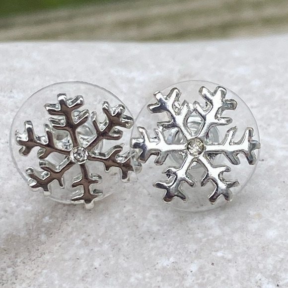 Snowflake crystal stud earrings 10 mm - Picture 3 of 5